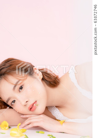 Woman beauty flowers 63872746