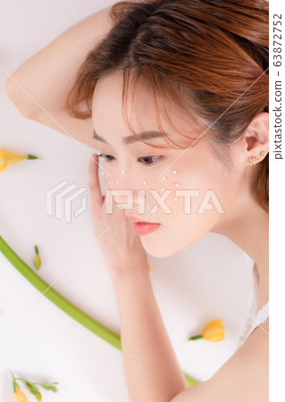 Woman beauty flowers 63872752