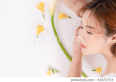 Woman beauty flowers 63872753