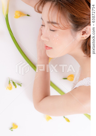Woman beauty flowers 63872754