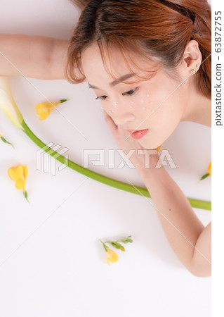 Woman beauty flowers 63872755