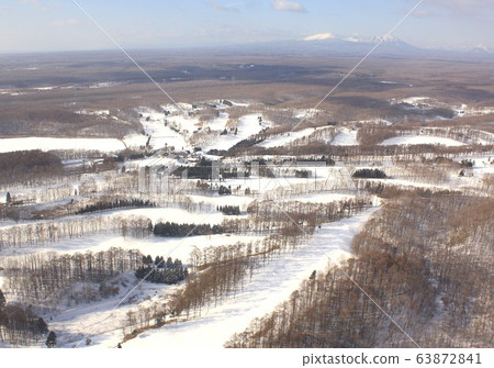 View from above on a white-silver golf course against the backdrop of winter Hokkaido, the vast earth, Mt. Tarumae in Donan, and the mountains of Mt. 63872841