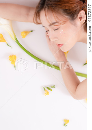 Woman Beauty Cutie 63872867