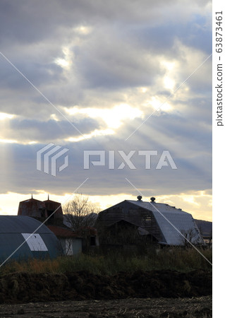 北海道鄂霍次克地區黃昏時的筒倉和牛棚 63873461