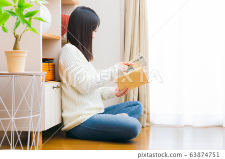 Naveling woman \ 1,000 yen bill \ copy space 63874751