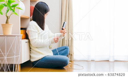 Woman who plugs and unplugs the cable smartphone copy space 16: 9 Woman who plugs and unplugs the cable smartphone copy space 16: 9 63874820
