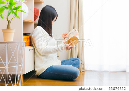 Woman hiding money 10,000 yen bill copy space 63874832