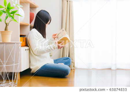 A woman who puts money in a book 10,000 yen bill copy space 63874833