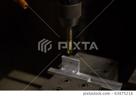 在加工中心去毛刺 63875218