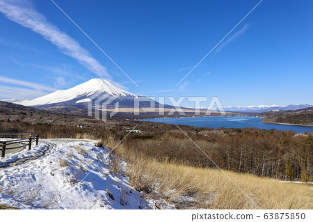 [Yamanashi Prefecture] Winter Lake Yamanaka and Mt. Fuji / Southern Alps 63875850