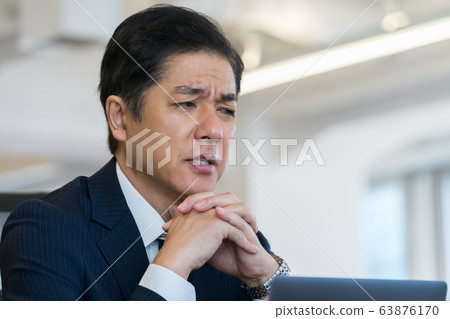 suffer, have trouble, be perplexed 63876170