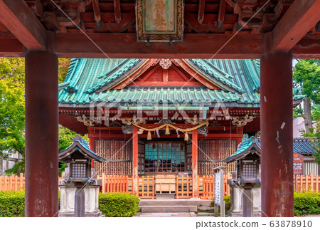 Tourists are traveling into the Ozaki shrine in Tourists are traveling into the Ozaki shrine in 63878910
