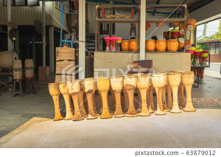 Steps for decorating wood surfaces to be smooth 63879012