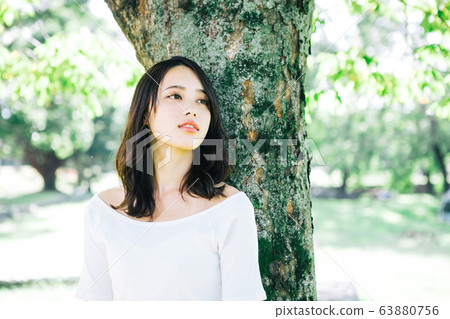 Young woman with medium hair 63880756