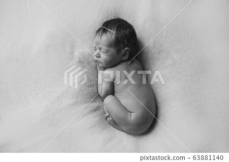 naked Newborn baby lying. Imitation of baby in womb. beautiful little girl sleeping on her back. manifestation of love. Health care concept, parenthood, children's Day, medicine, IVF 63881140