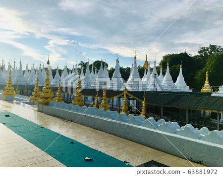 Many white and gloden small buddhist stupa at Sandamuni Pagoda in Mandalay city, Myanmar 63881972