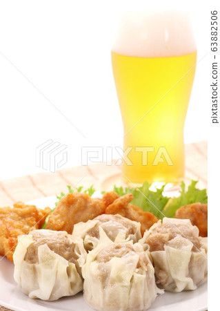 Shiaumai fried chicken beer white background 63882506
