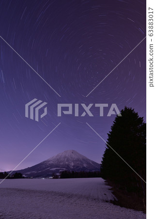 Photographs of the light trails of Mt. Yotei (Ezo Fuji) and the northern starry sky at Makkari Village in Hokkaido in early spring 63883017
