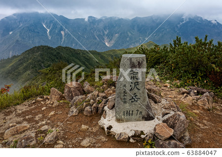 從荒澤山頂看多雲的中野和越後小竹 照片素材 圖片 圖庫