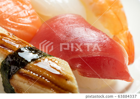 什錦壽司，以金槍魚壽司為主。 63884337