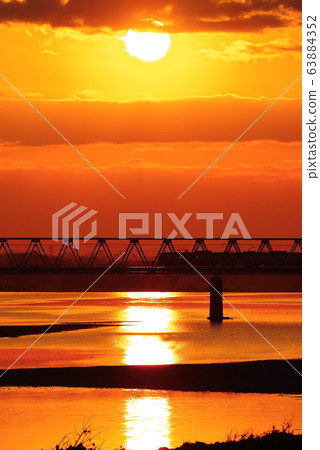 Keio Line passing the morning glow and Tamagawa Bridge 63884352