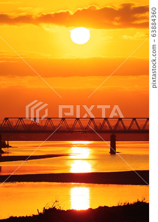 Keio Line passing the morning glow and Tamagawa Bridge 63884360
