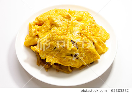 歐姆蕎麥麵和洋蔥炒麵。 歐姆蕎麥麵和洋蔥炒麵。 63885282