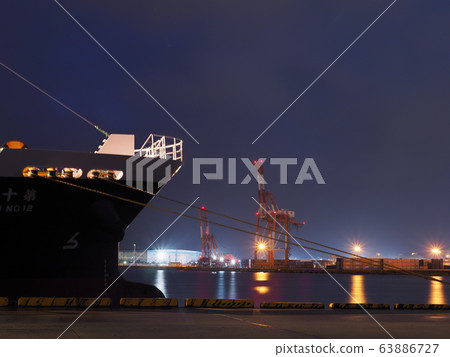 有船和橋式起重機的夜間港口 有船和橋式起重機的夜間港口 63886727