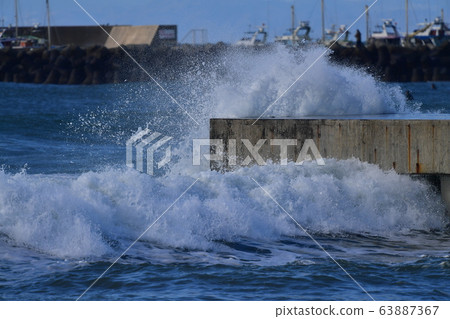 海上事故，海浪和颱風 63887367