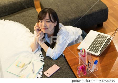 A young woman relaxing at home 63890859