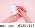 Woman hands with manicure 63891415