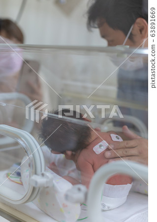 剛出生的新生兒孵化器與孵化器一起努力 剛出生的新生兒孵化器與孵化器一起努力 63891669