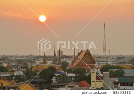 臥佛寺和日落在泰國曼谷的三個主要寺廟之一 63893318