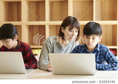 Computer classroom online class elementary school 63893546