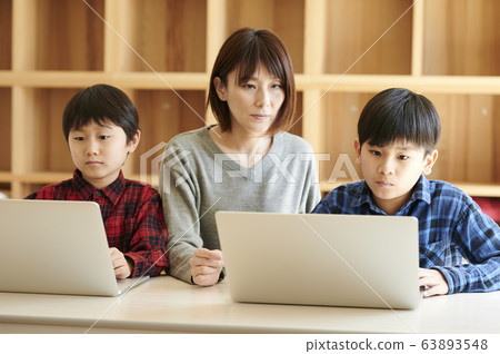 Computer classroom online class elementary school 63893548