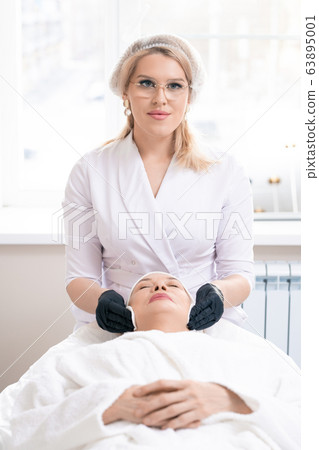 Cleaning face skin before procedure 63895001