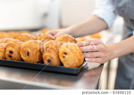 Pastry chef baking pain au chocolate 63898110