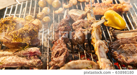 The meat is pickled on a lattice grill, ribs 63898180