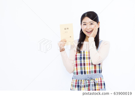 Housewife in her 30s Housewife in her 30s 63900019