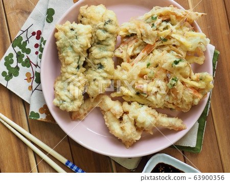 亞洲食品油炸蔬菜、魷魚和海藻捲 亞洲食品油炸蔬菜、魷魚和海藻捲 63900356