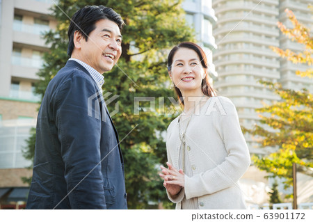 情侶約會中間生活方式 63901172
