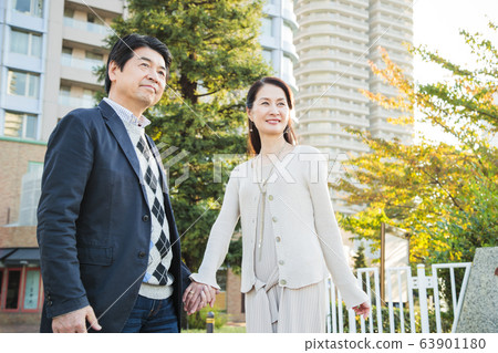 情侶約會中間生活方式 63901180