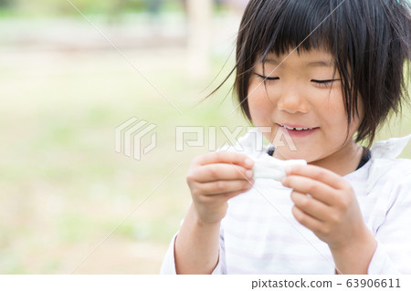 在春天公園玩耍的孩子 在春天公園玩耍的孩子 63906611