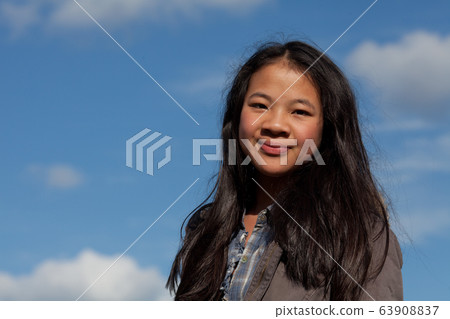 girl portrait outdoor 63908837