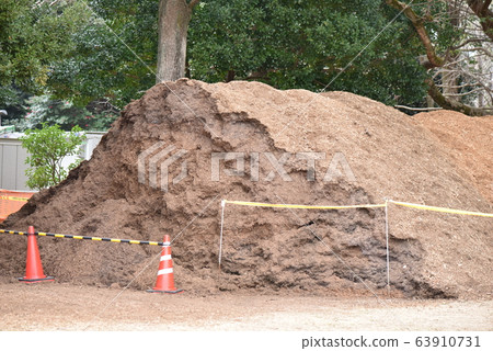 Sawdust pile and keep out Sawdust pile and keep out 63910731