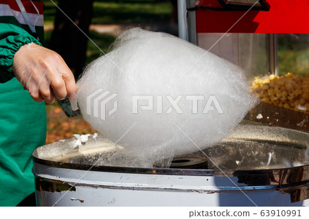 Making white cotton candy in cotton candy machine 63910991