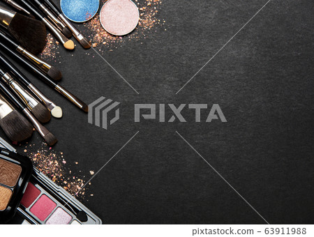 Set of decorative cosmetics 63911988