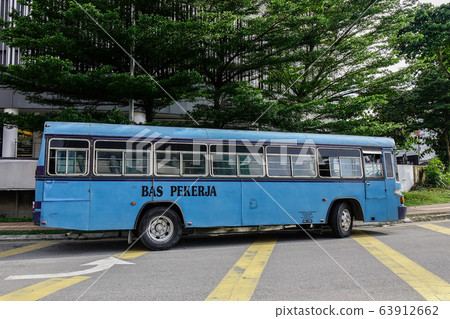 Vintage bus parking on street 63912662