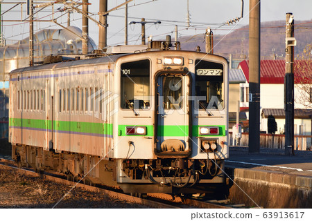 拍攝早春出發於北海道登別市JR Hor別站的普通火車的清晨風光 拍攝早春出發於北海道登別市JR Hor別站的普通火車的清晨風光 63913617
