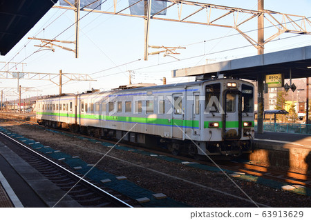 拍攝早春出發於北海道登別市JR Hor別站的普通火車的清晨風光 63913629